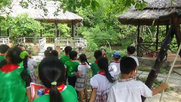tham quan khu rung phòng hộ.jpg